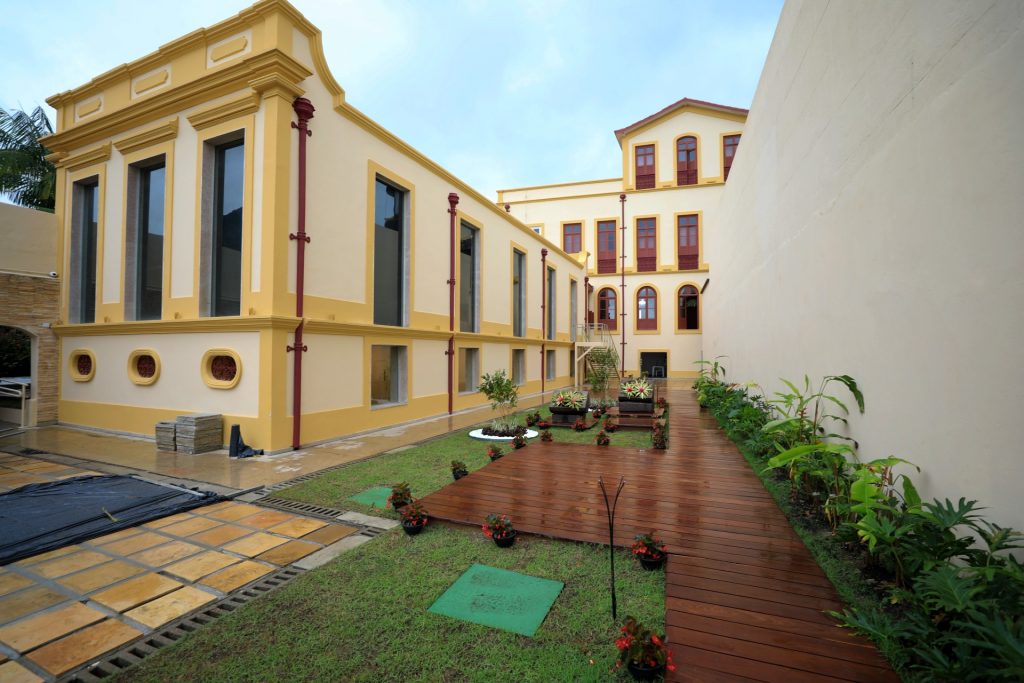 A partir de agora o Palacete Pinho vai abrigar o Núcleo de Artes, Cultura e Educação da Secretaria Municipal de Educação.