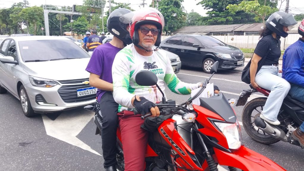 O motociclista Eduardo Santos foi orientado pela equipe ao parar no semáforo da avenida e disse que a ação educativa “é um incentivo para fazer o certo".