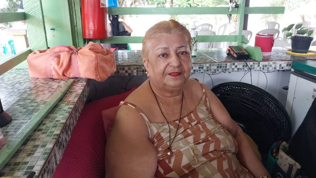 "Tem que orientar mesmo. Bebida não combina com trânsito", disse Marlene Raiol, que trabalha a 44 anos em um restaurante no Chapéu Virado.