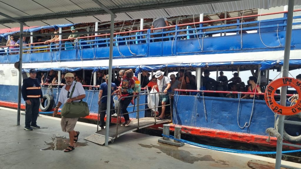 Agentes de transporte acompanharam a chegada do navio Solimões no Terminal Hidroviário de Mosqueiro.
