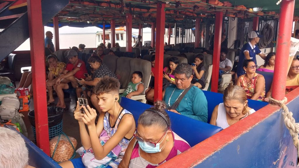 Passageiros embarcados no navio Otávio Oliva, aguardando a partida de Icoaraci para Cotijuba.