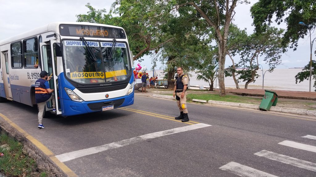 Os educadores também subiram nos ônibus para orientar os motoristas e passageiros.