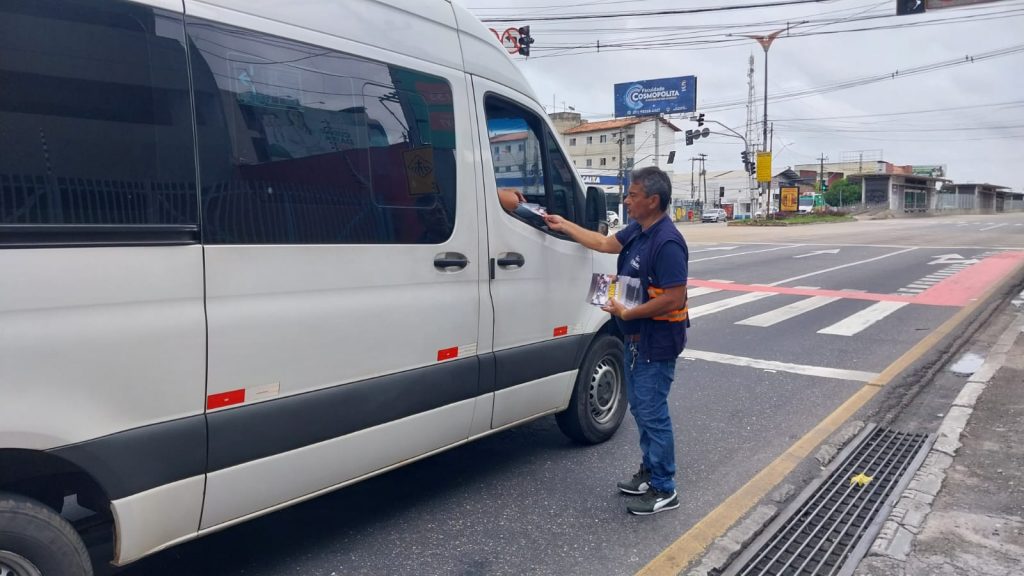 A equipe esteve no cruzamento das avenidas Almirante Barroso com Tavares Bastos para orientar os condutores sobre segurança viária para curtir o Carnaval.