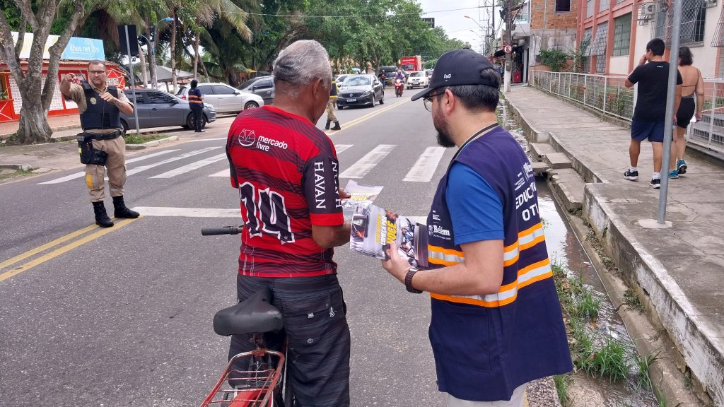 Ciclistas e pedestres receberam com apreço as instruções dadas enquanto transitavam pelo Caramanchão.