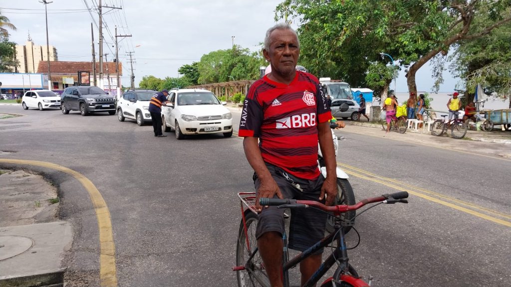 O morador da ilha, Geraldo Gomes da Silva, transitava de bicicleta pelo Caramanchão quando parou para receber as orientações da equipe de educação.