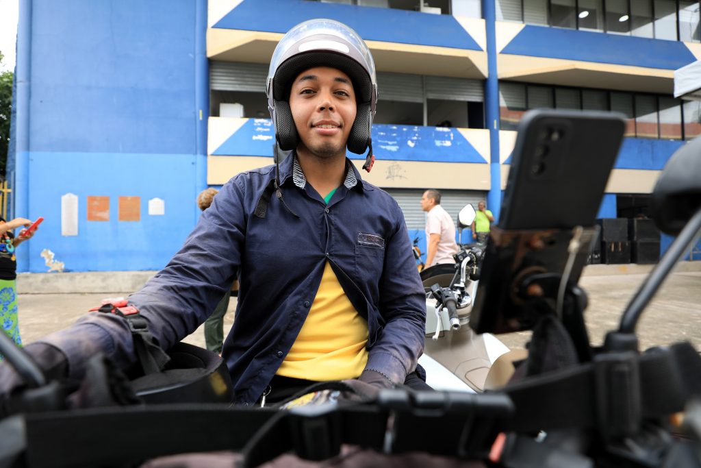Alessandro Matos, que trabalha com aplicativo de transporte por moto, vê no carnaval uma ótima oportunidade de ganhar uma renda extra.