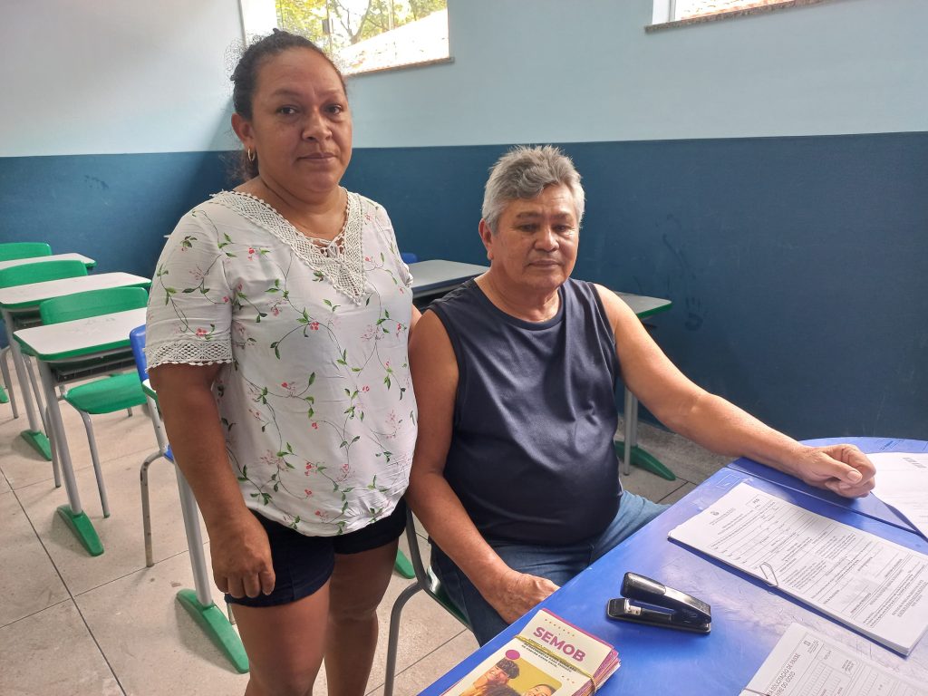Edson Silva, com a esposa Deuzelia Araujo: com credencial poderá estacionar com tranquilidade em vagas de estacionamento reservadas para idoso.