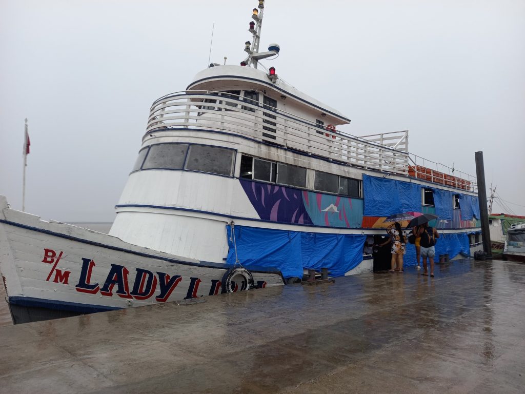 O navio Lady Líria partiu de Icoaraci para a ilha de Cotijuba às 9h, com 295 passageiros.