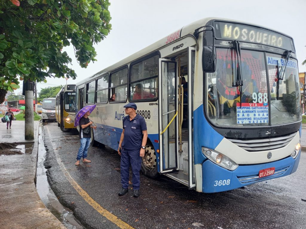 Os agentes de transporte da Semob fiscalizaram a operação da linha Mosqueiro São-Brás, para garantir o cumprimento dos horários da Ordem de Serviço e orientar os passageiros.