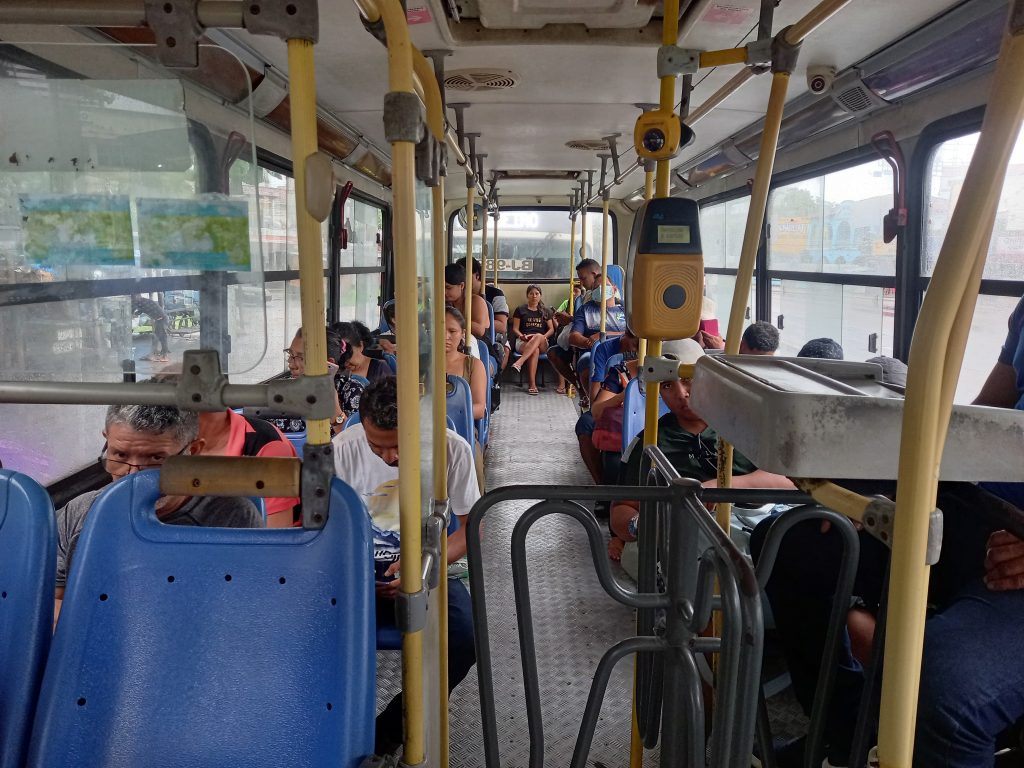 Os ônibus estavam partindo a cada 20 ou 30 minutos, com os passageiros sentados.