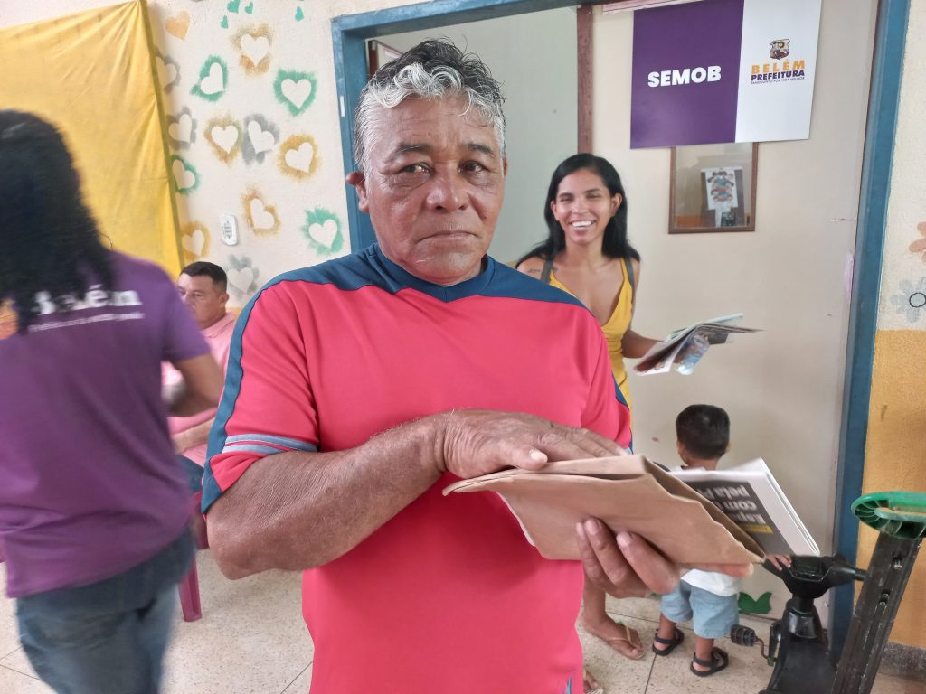 O pedreiro Paulo de Santos Souza aproveitou a folga para solicitar o cartão Sênior
