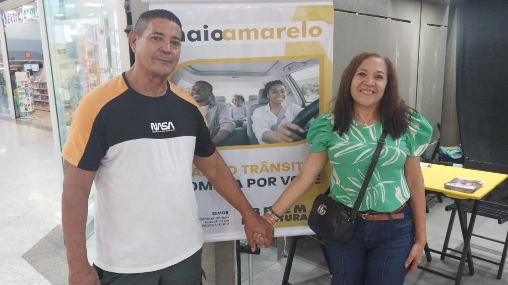 O casal Eliana e Raimundo Lopes ficou animado de poder emitir suas credenciais