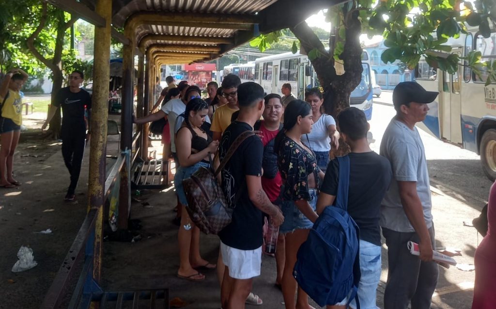 Pouca fila e grande oferta de ônibus no terminal de São Brás, durante o feriado