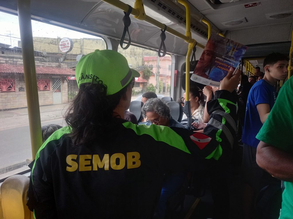 Agentes de educação para o trânsito da Semob orientam sobre a importância do respeito às prioridades tanto na estação, quanto dentro do sistema BRT
