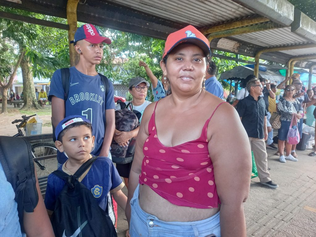 A dona de Casa Suelen Cruz aguardava para embarcar ao lado dos filhos e sobrinhos. Ela sempre viaja para Mosqueiro utilizando o transporte coletivo.
