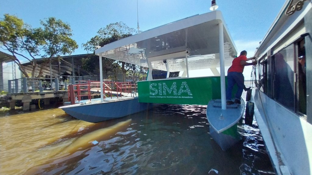A visita técnica parou no píer da UFPA para que os participantes conhecessem o protótipo de um catamarã para 20 passageiros, movido a energia solar.