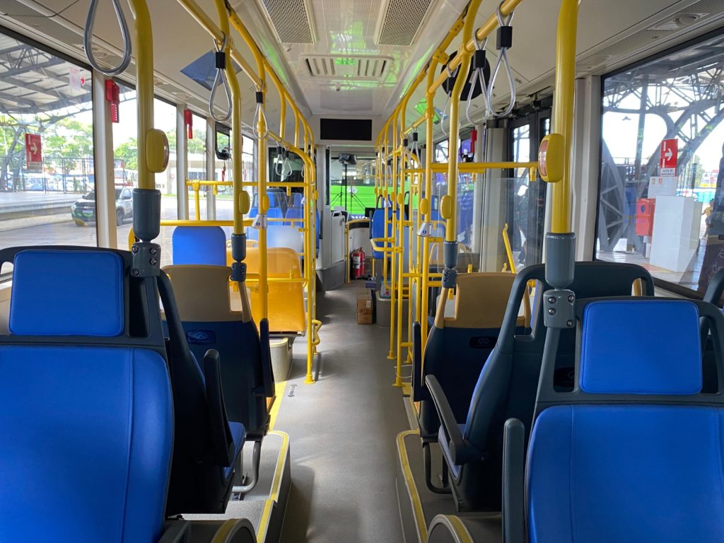 Além de ar-refrigerado, os ônibus elétricos são equipados com carregadores de celular, em seu interior, disponíveis aos passageiros